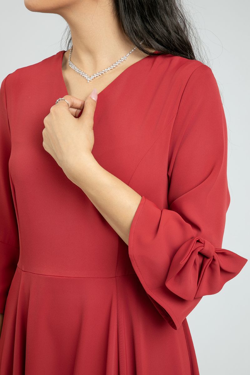 فستان نسائي طويل غير متماثل الطول