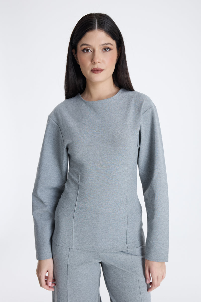 بلوزة نسائية ضيقة بأكمام طويلة