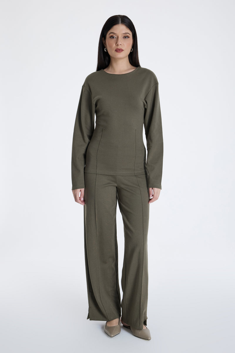 بلوزة نسائية ضيقة بأكمام طويلة