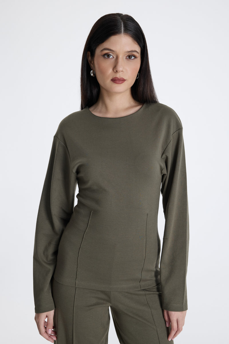 بلوزة نسائية ضيقة بأكمام طويلة