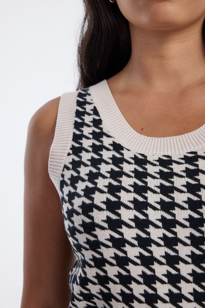 knitted sleeveless vest