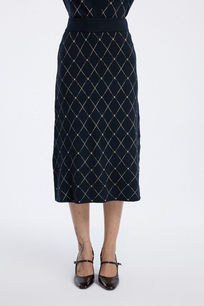 تنورة محبوكة بنقشة هندسية