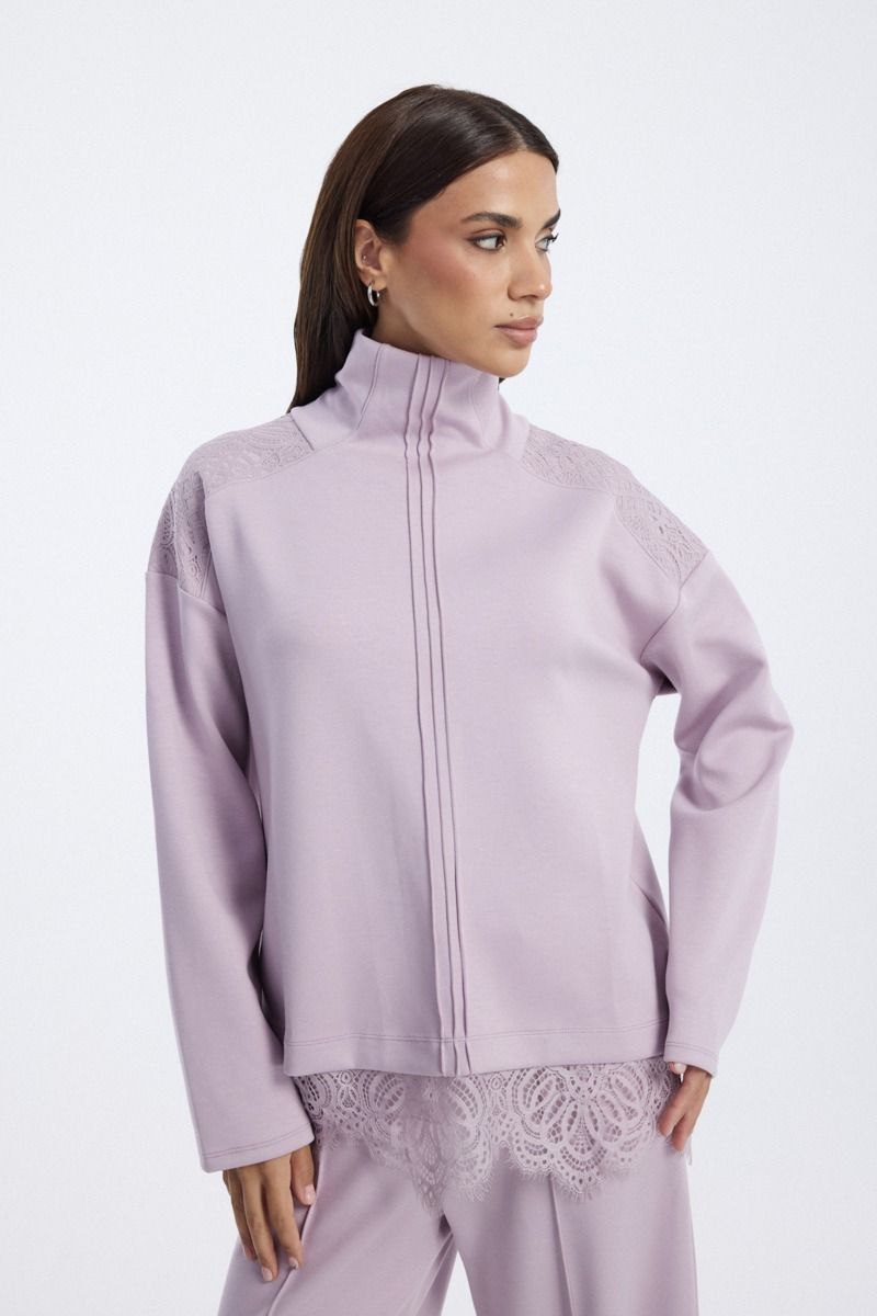 سويت شيرت بياقة عالية وتفاصيل دانتيل