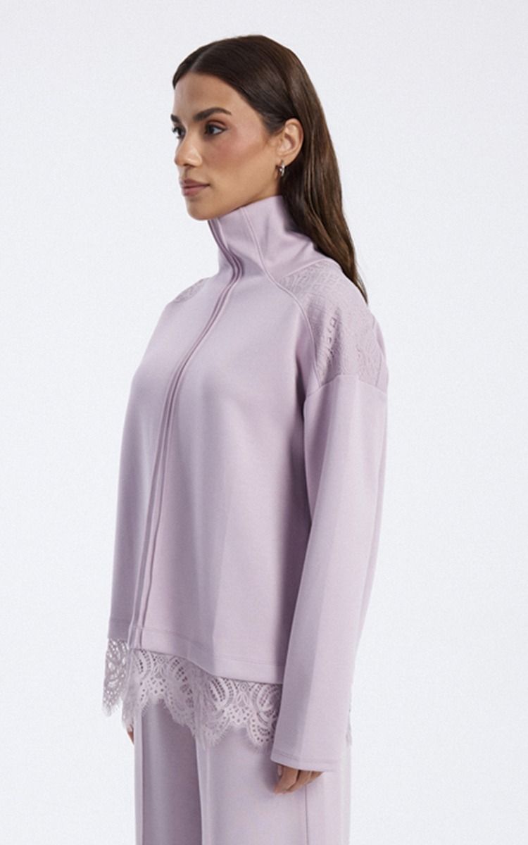 سويت شيرت بياقة عالية وتفاصيل دانتيل