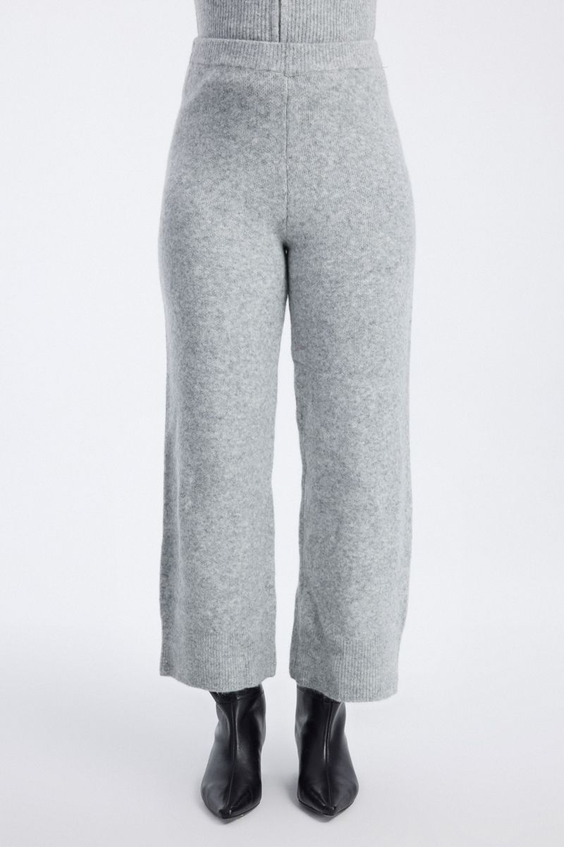 بنطلون محبوك واسع الأرجل