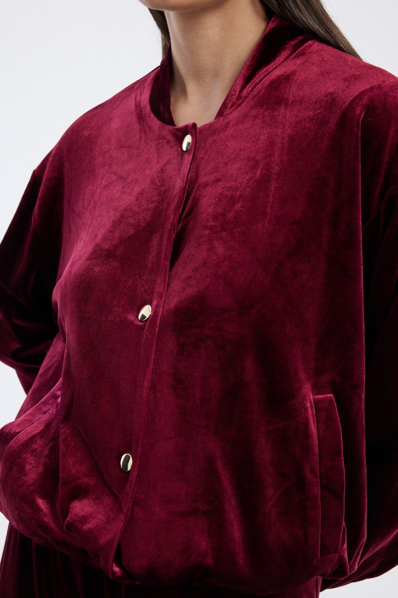 جاكيت قصير من المخمل بأزرار أمامية