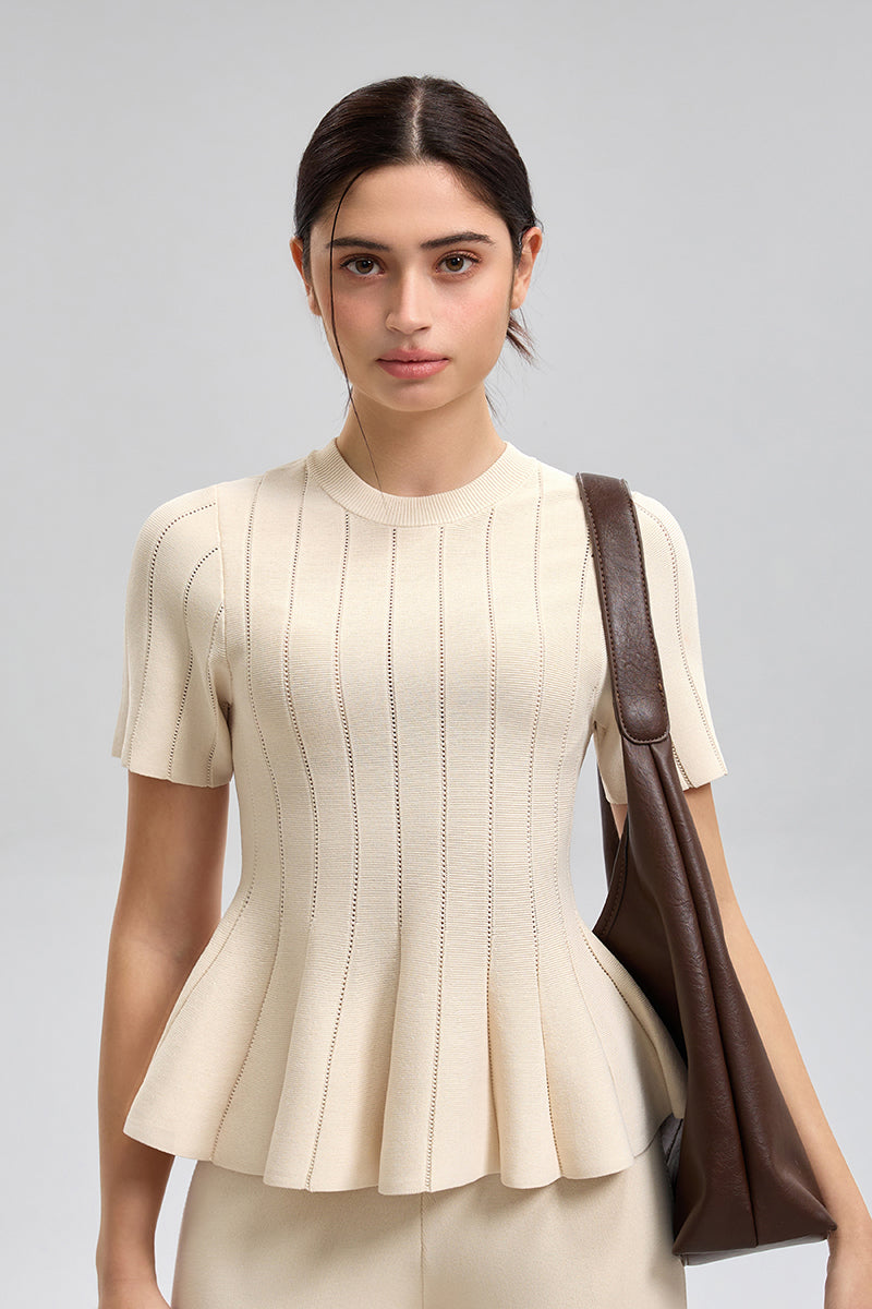 توب محبوك بقصّة محددة وحافة واسعة