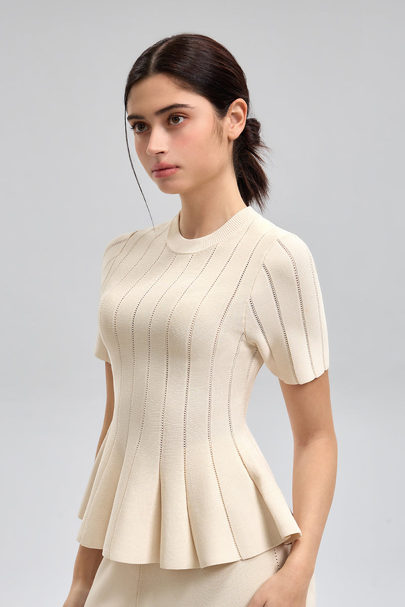 توب محبوك بقصّة محددة وحافة واسعة