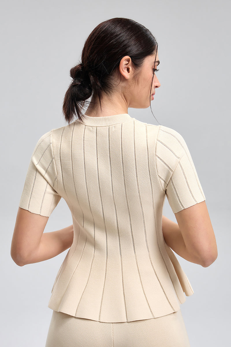 توب محبوك بقصّة محددة وحافة واسعة