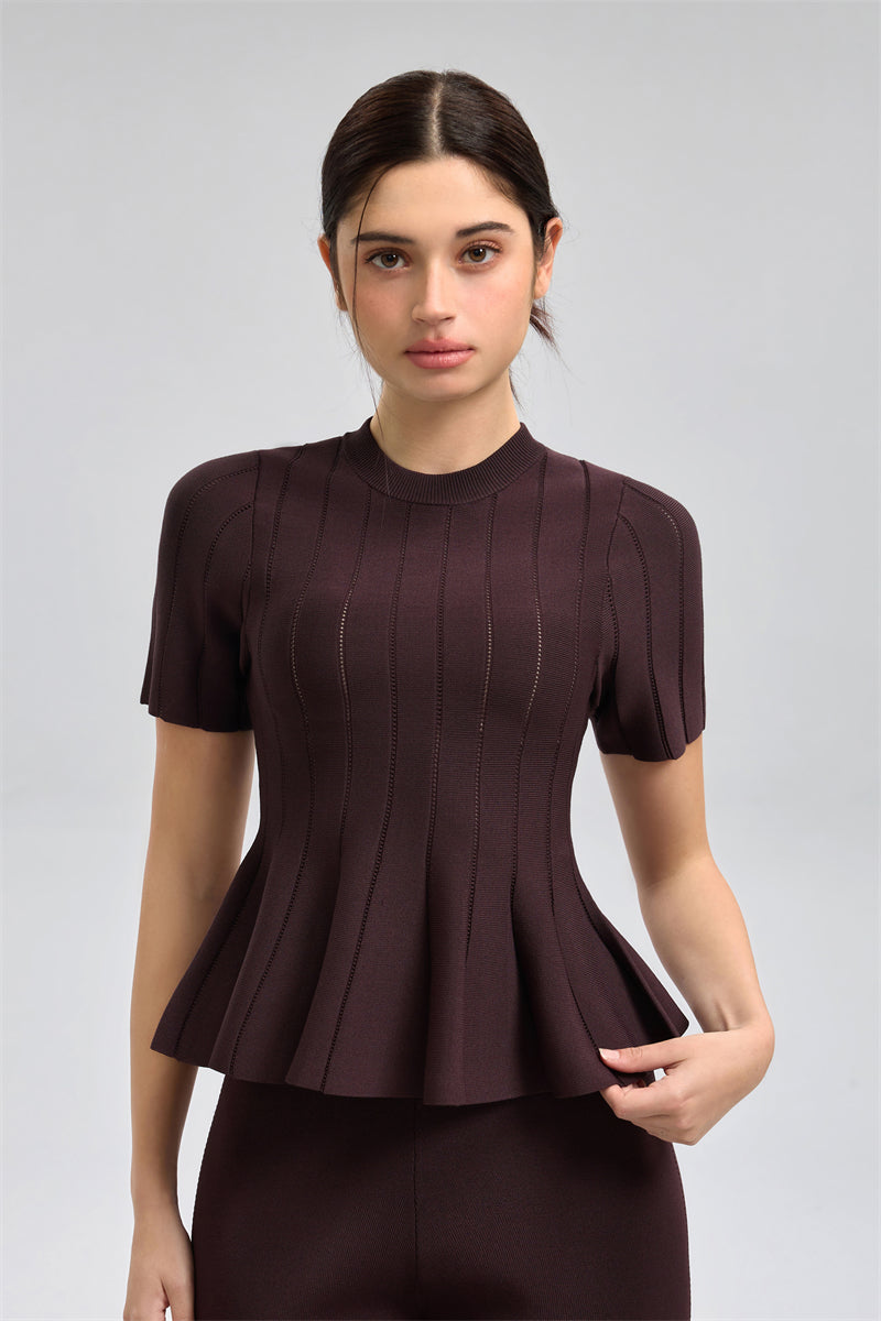 توب محبوك بقصّة محددة وحافة واسعة