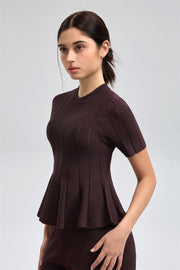 توب محبوك بقصّة محددة وحافة واسعة