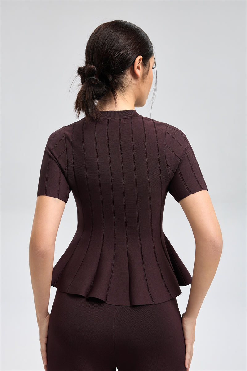 توب محبوك بقصّة محددة وحافة واسعة