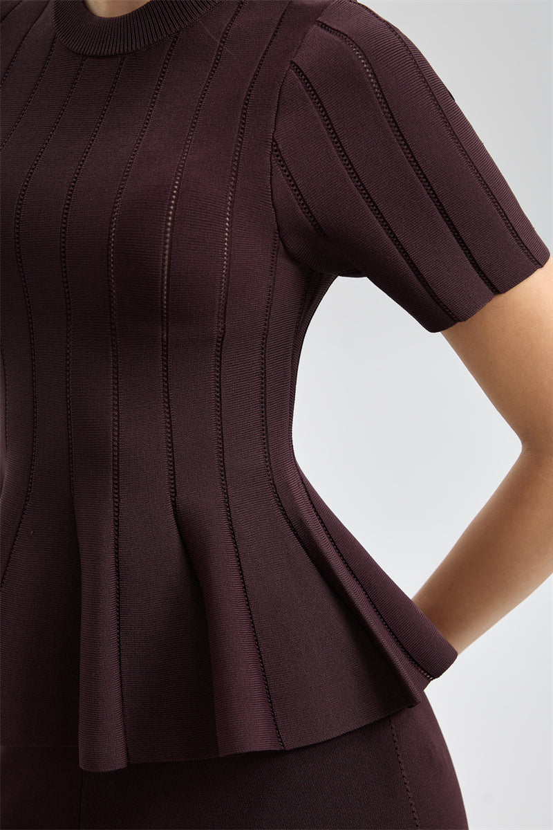 توب محبوك بقصّة محددة وحافة واسعة