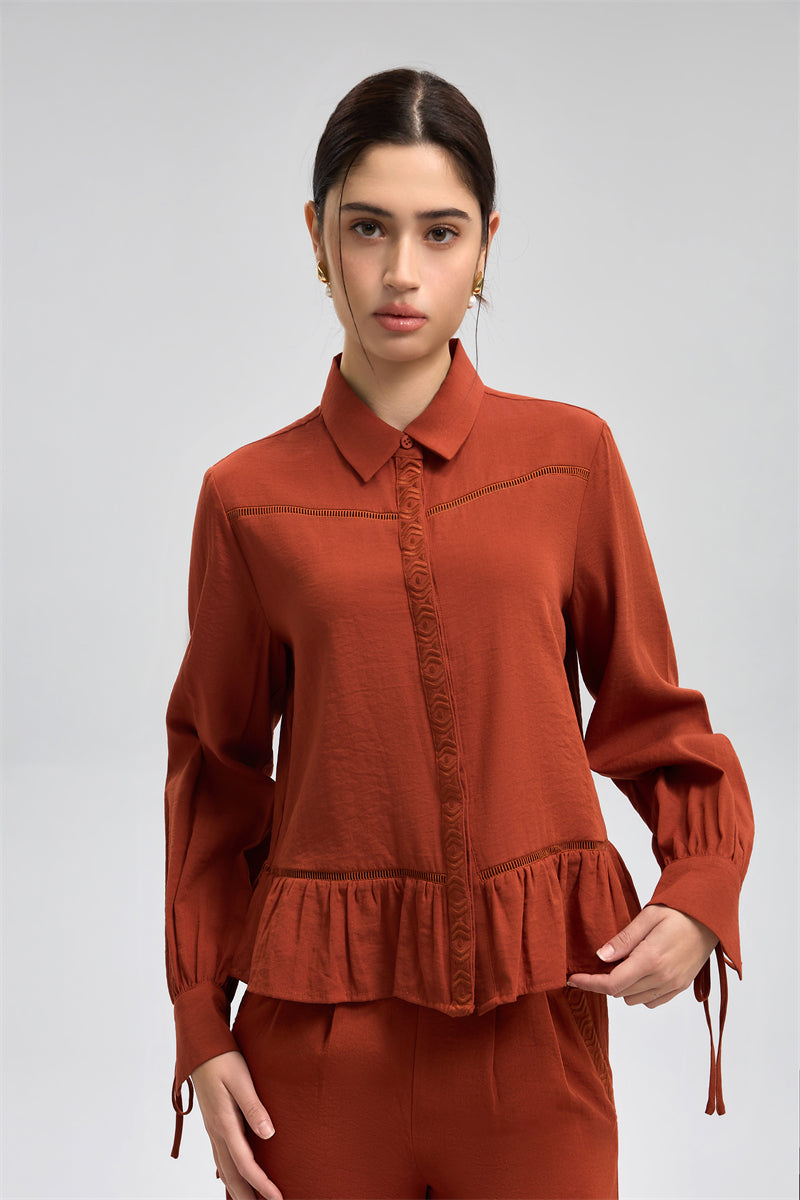 قميص بتفاصيل تطريز مفتوح وكشكش