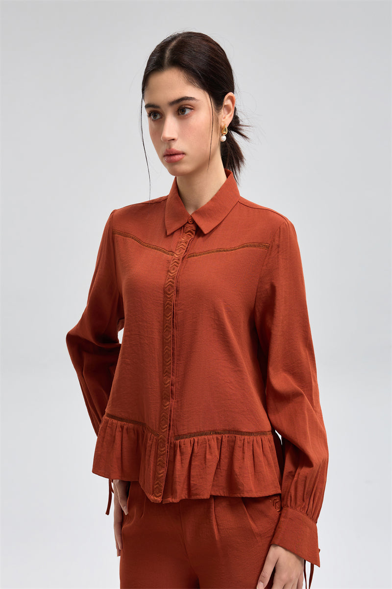 قميص بتفاصيل تطريز مفتوح وكشكش