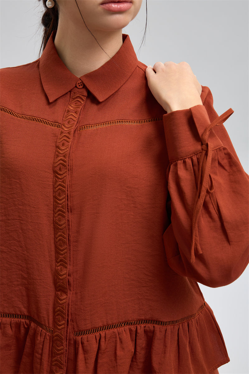 قميص بتفاصيل تطريز مفتوح وكشكش