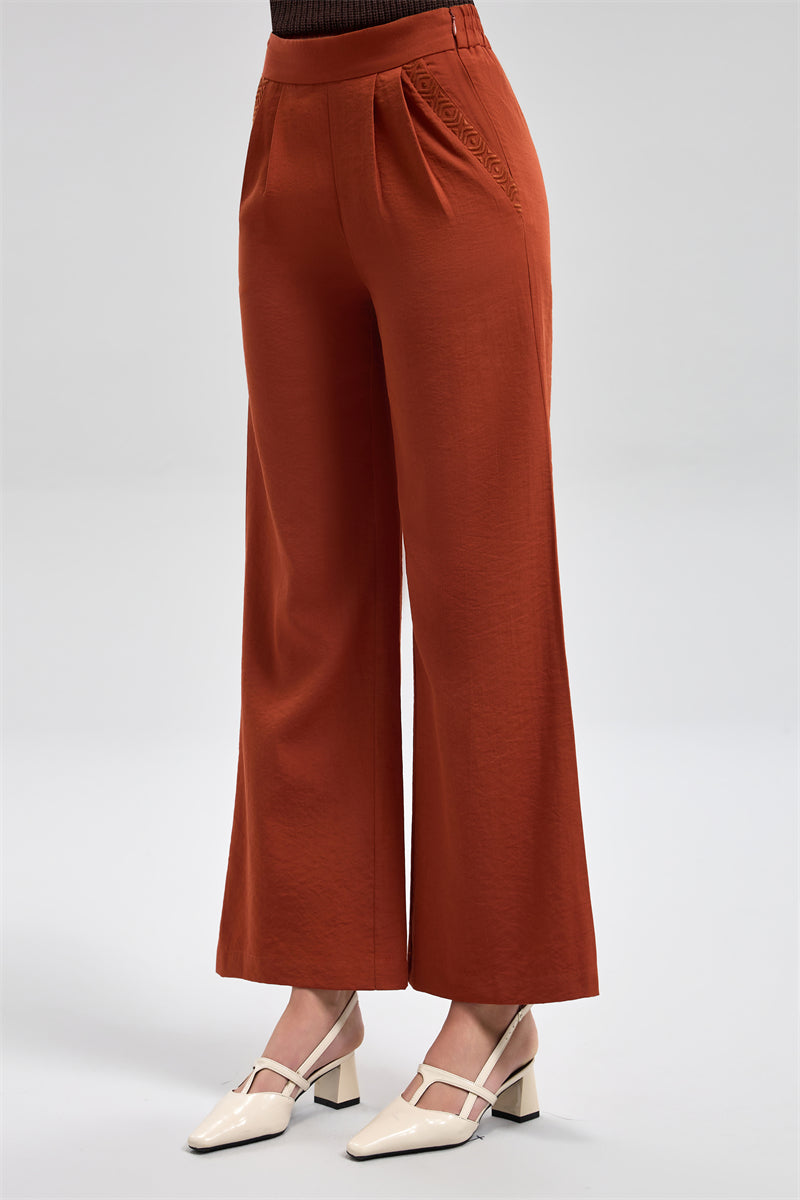 بنطلون واسع بتفصيل مُطرّز