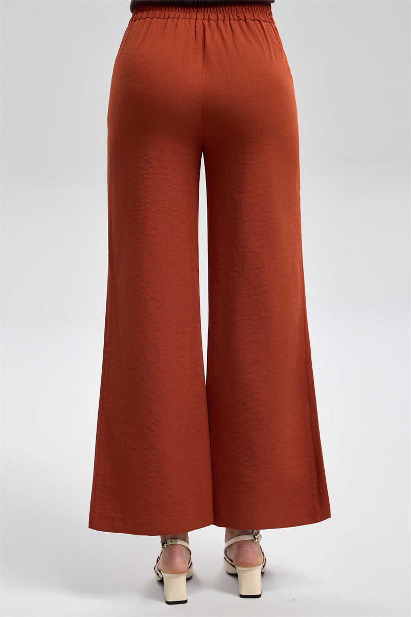 بنطلون واسع بتفصيل مُطرّز