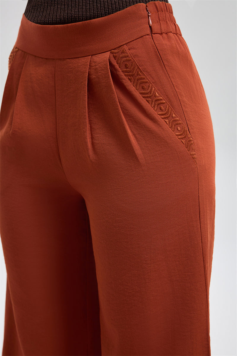 بنطلون واسع بتفصيل مُطرّز