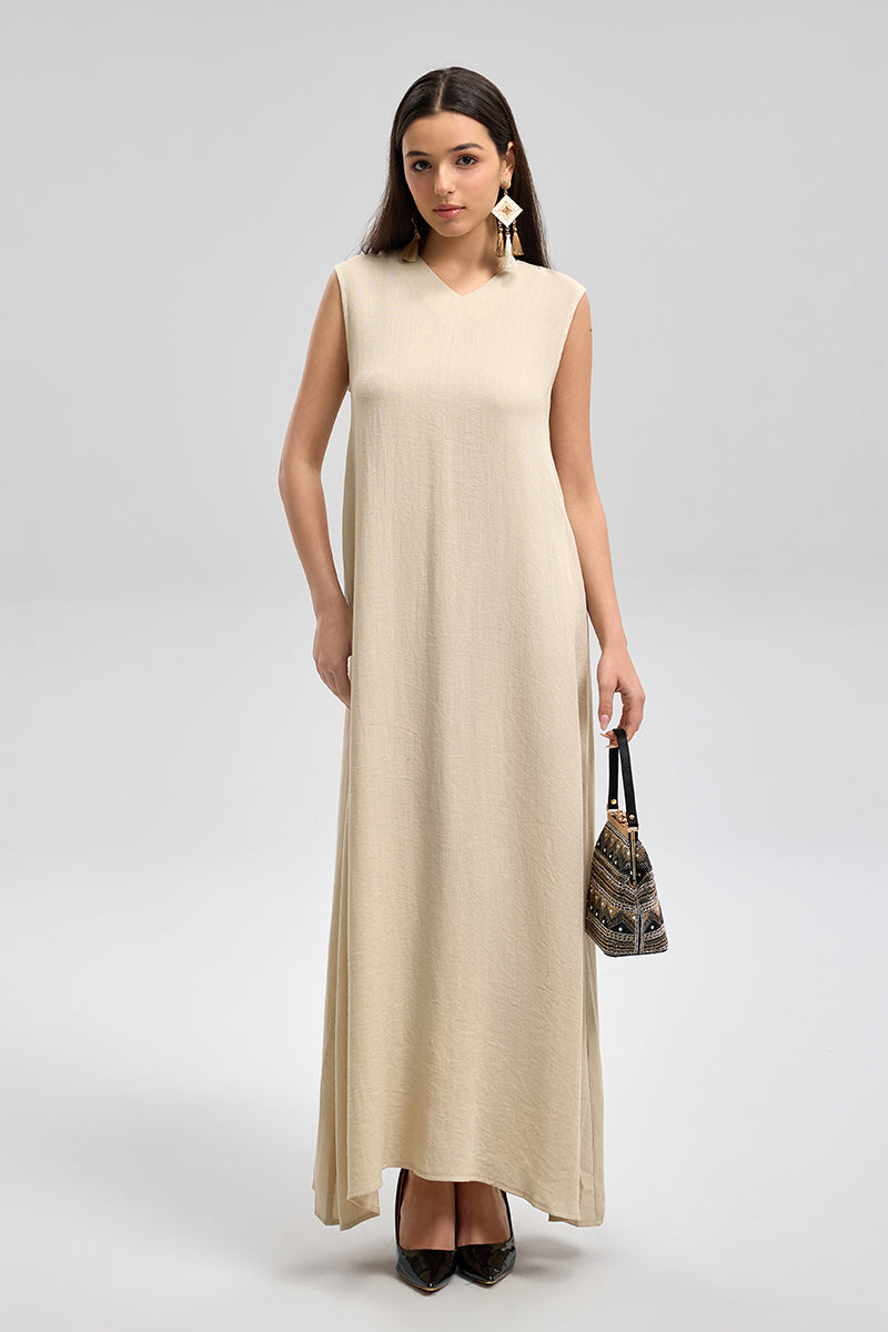 فستان طويل بلا أكمام بقصة انسيابية