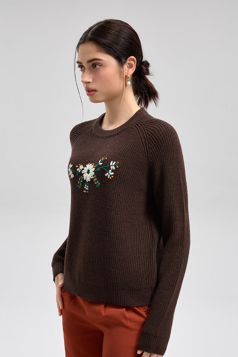 كنزة محبوكة مطرّزة بنقشة ورود