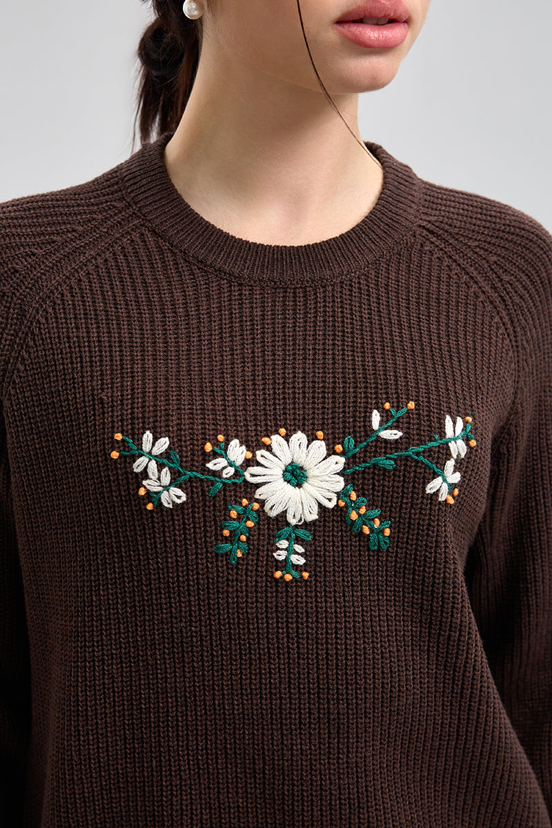 كنزة محبوكة مطرّزة بنقشة ورود