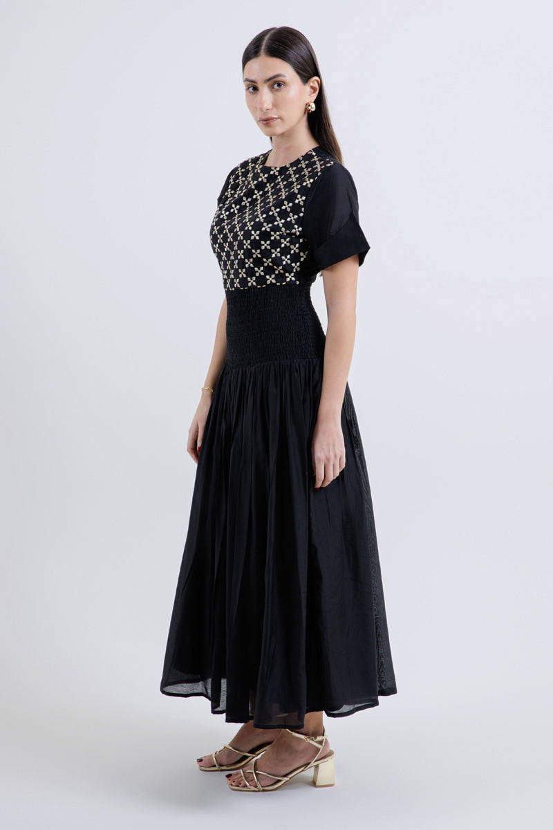 فستان ماكسي بتطريز علوي وخصر مطاطي