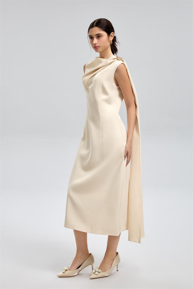 فستان طويل بطبقة منسدلة على الكتف