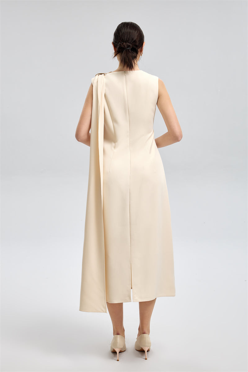 فستان طويل بطبقة منسدلة على الكتف