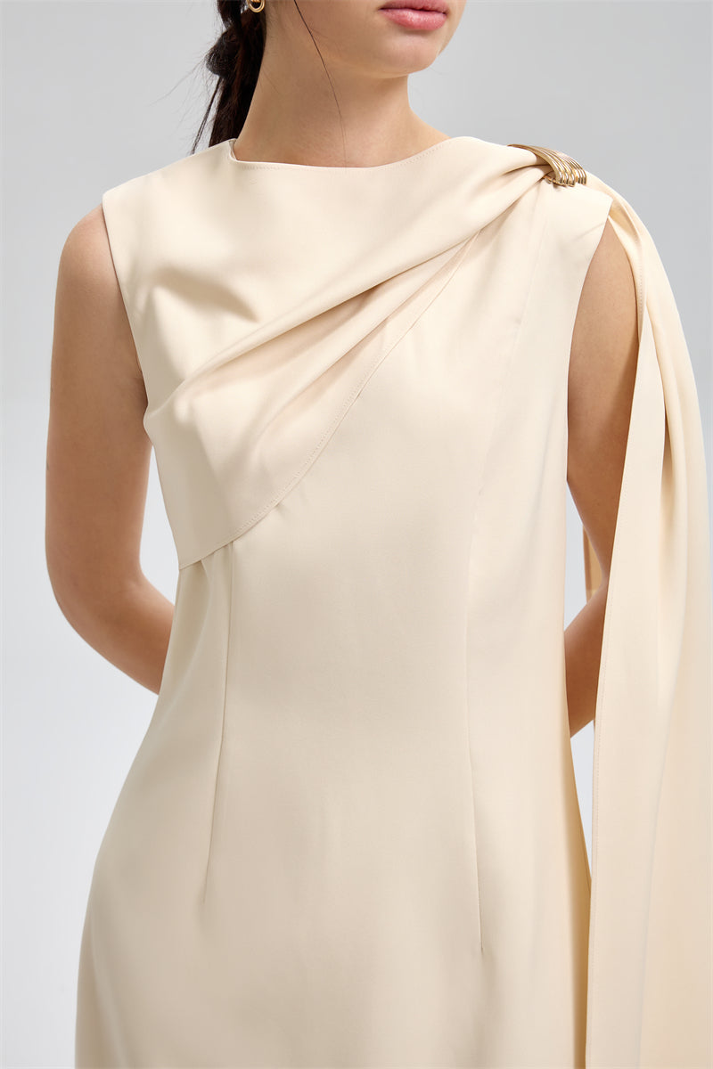 فستان طويل بطبقة منسدلة على الكتف