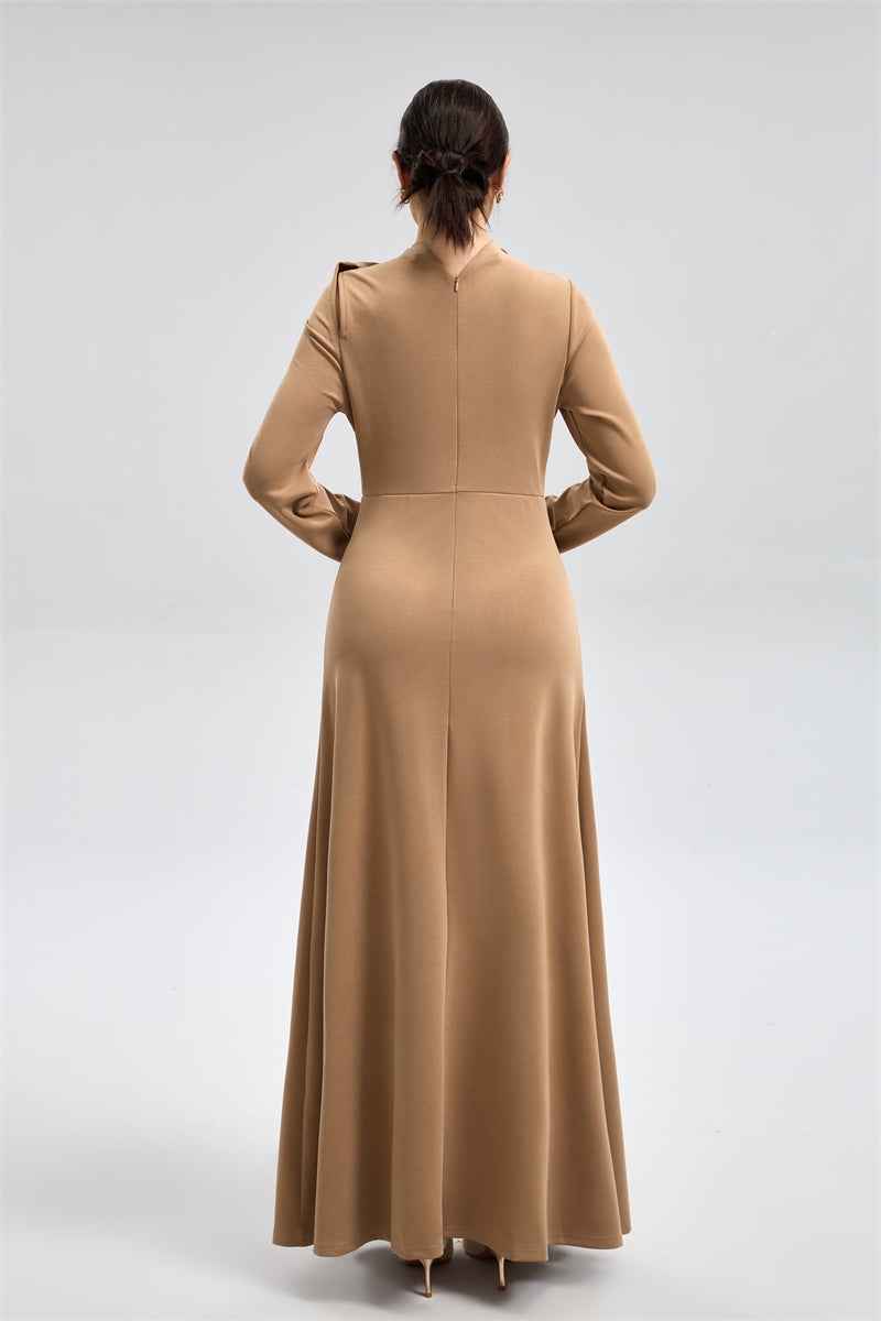 فستان ماكسي بياقة عالية مع طبقة ع الكتف