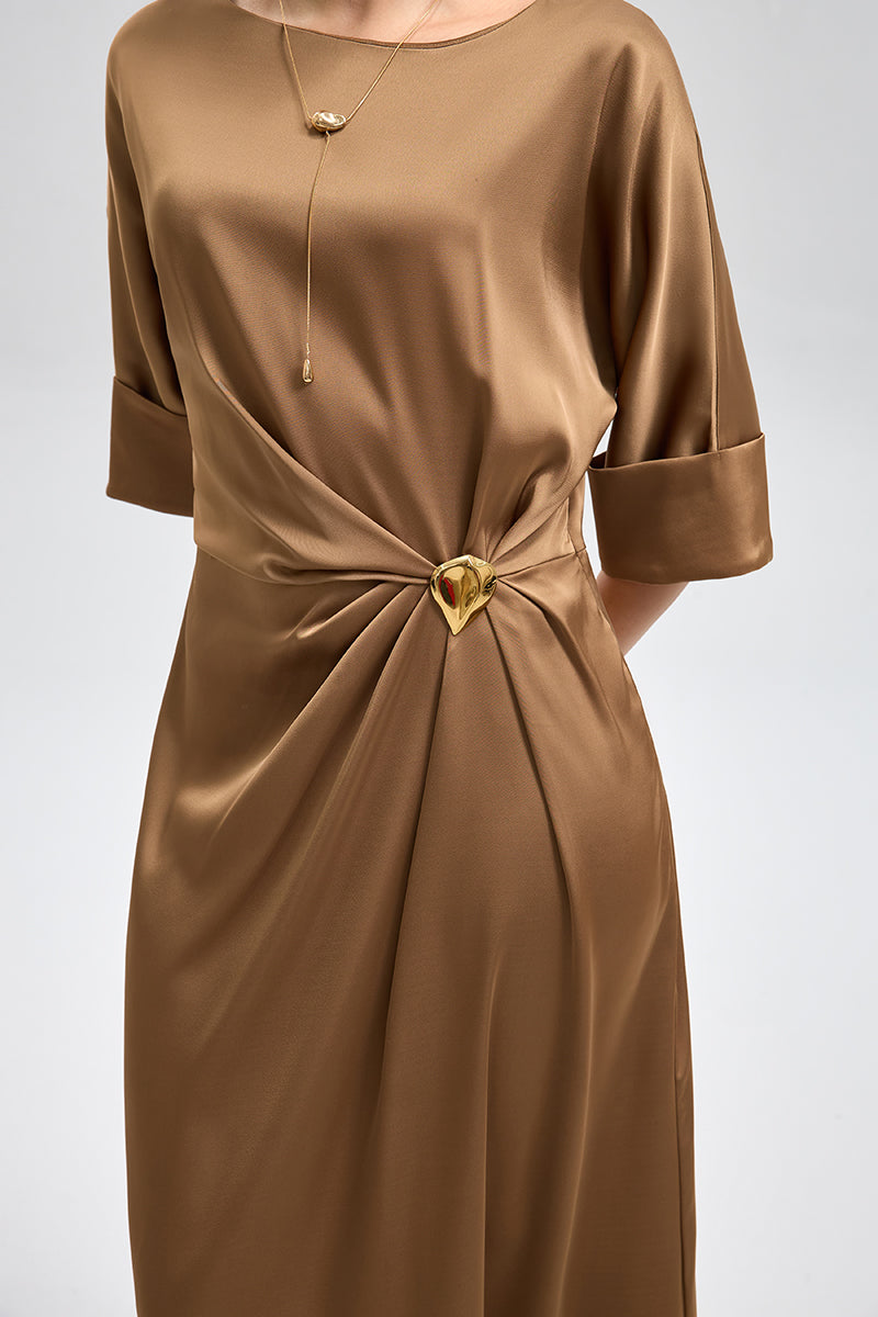 فستان ساتان طويل بتفصيلة خصر