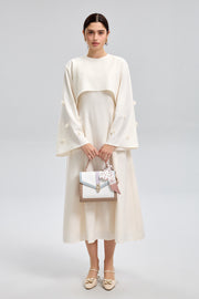 فستان واسع بأكمام منسدلة مزخرفة