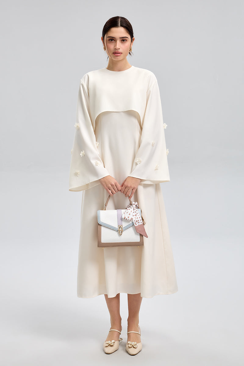 فستان واسع بأكمام منسدلة مزخرفة