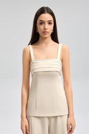 بلوزة بحمالات عريضة وتفاصيل مطوية