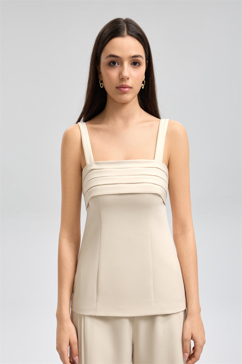 بلوزة بحمالات عريضة وتفاصيل مطوية