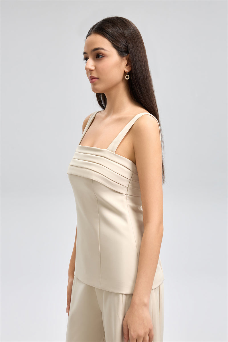 بلوزة بحمالات عريضة وتفاصيل مطوية