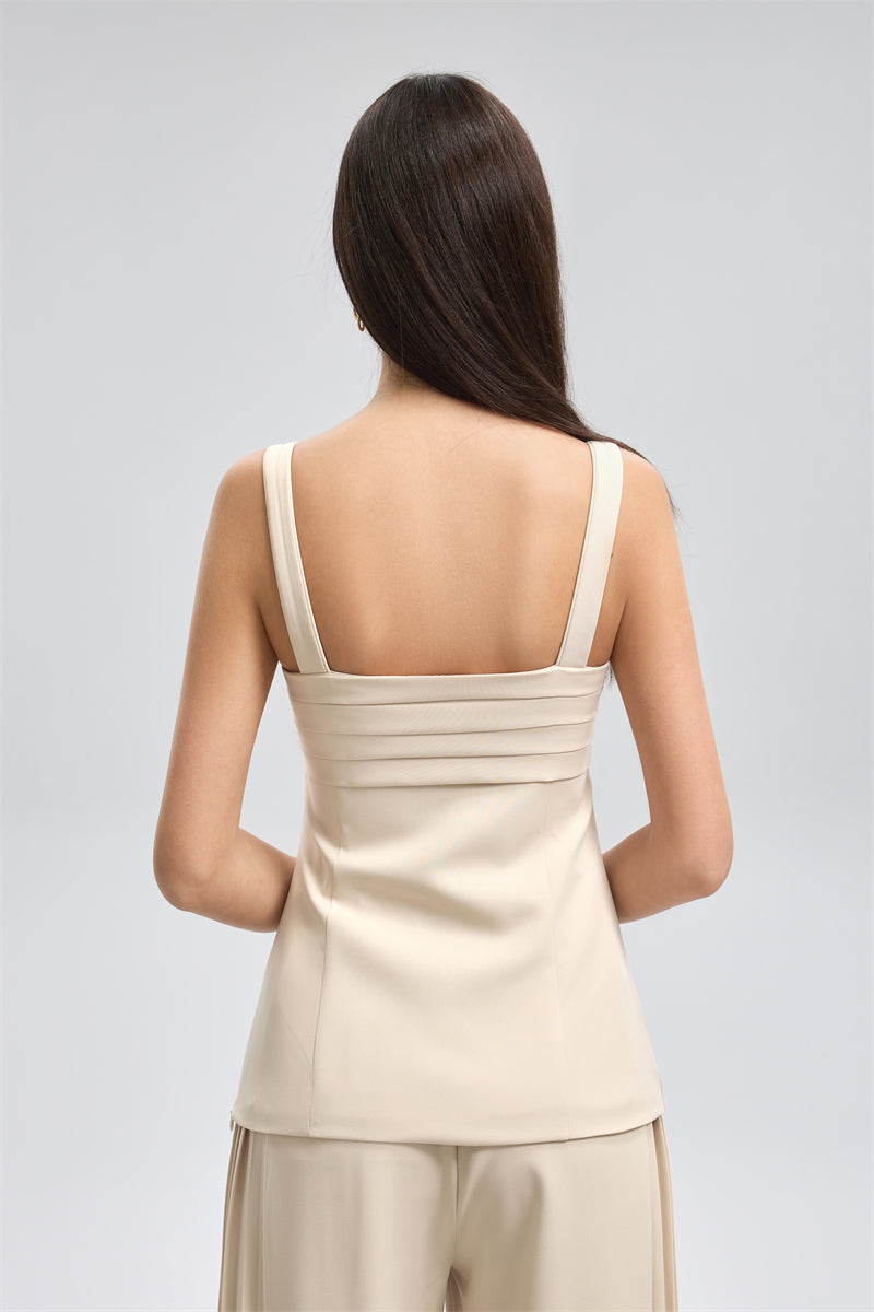 بلوزة بحمالات عريضة وتفاصيل مطوية