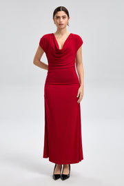 فستان طويل بقصّة منسدلة وفتحة ظهر