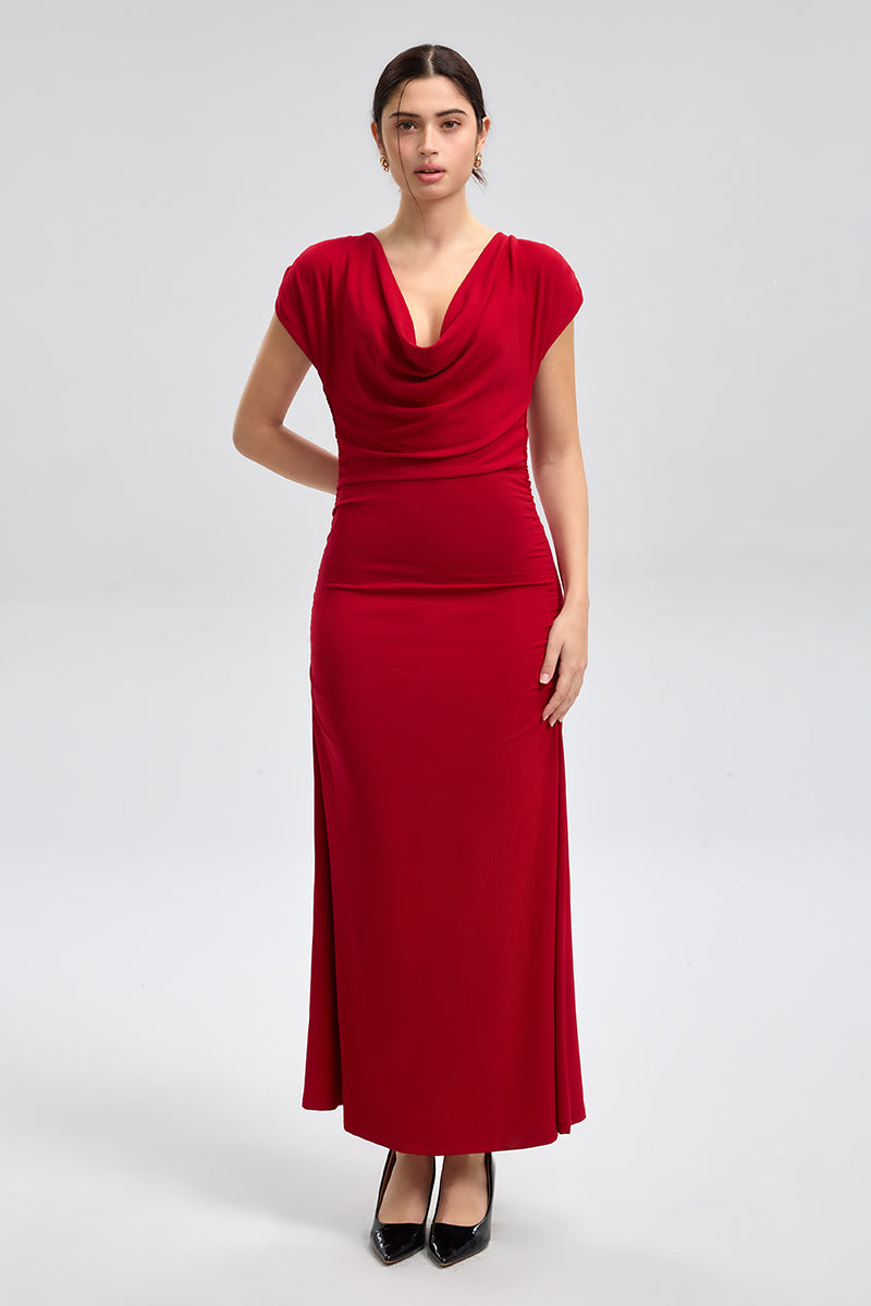 فستان طويل بقصّة منسدلة وفتحة ظهر