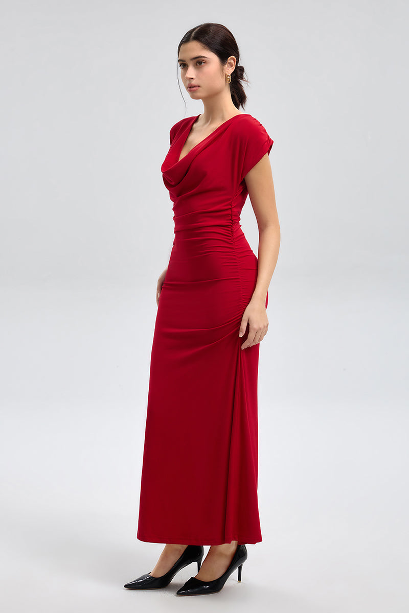 فستان طويل بقصّة منسدلة وفتحة ظهر