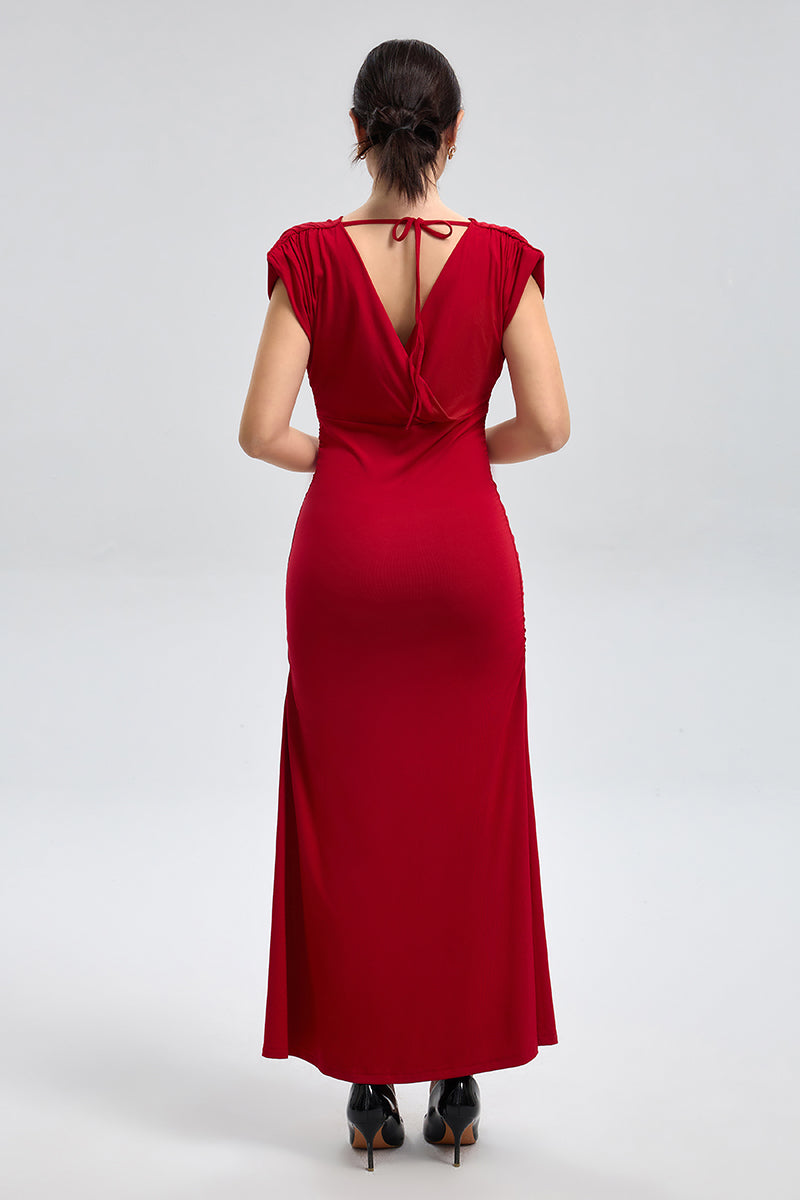 فستان طويل بقصّة منسدلة وفتحة ظهر