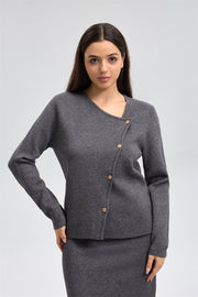 بلوزة محبوكة بأزرار مائلة