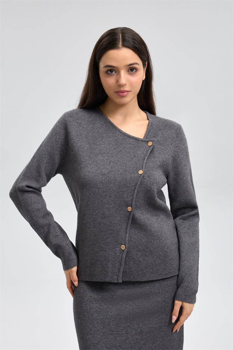 بلوزة محبوكة بأزرار مائلة