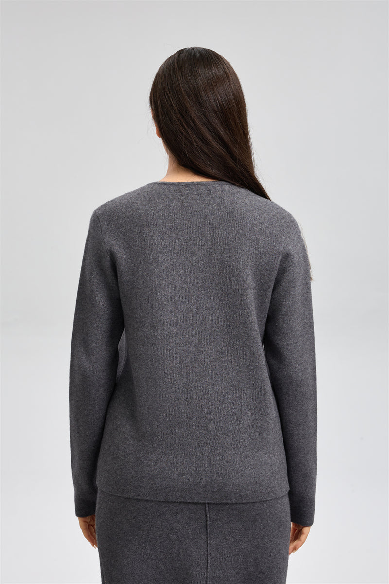 بلوزة محبوكة بأزرار مائلة