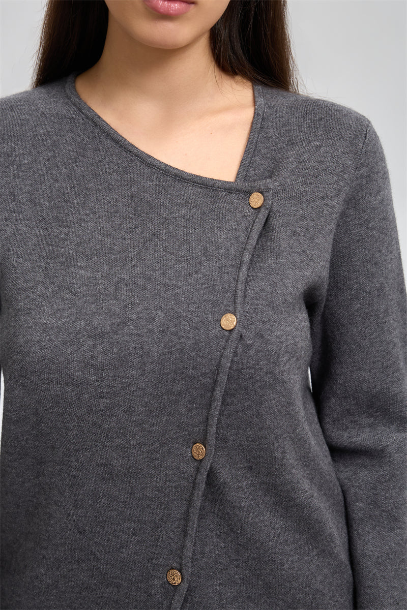 بلوزة محبوكة بأزرار مائلة