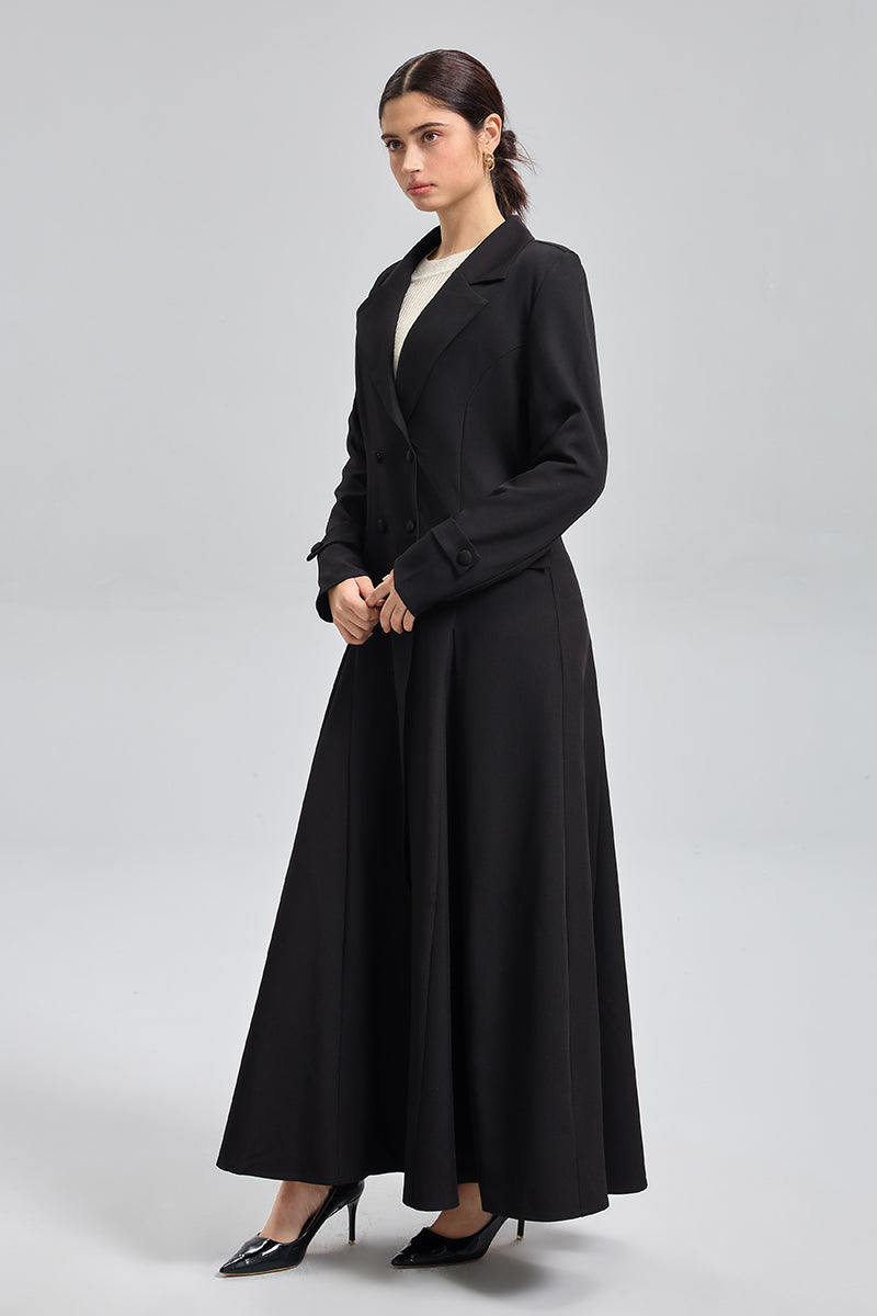 معطف طويل بقصّة واسعة وأزرار مزدوجة