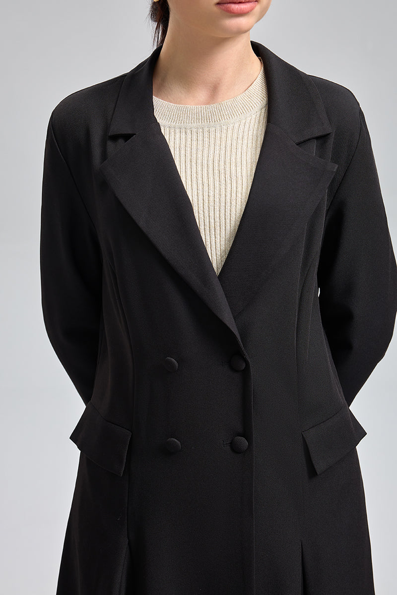 معطف طويل بقصّة واسعة وأزرار مزدوجة