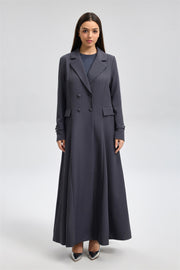 معطف طويل بقصّة واسعة وأزرار مزدوجة