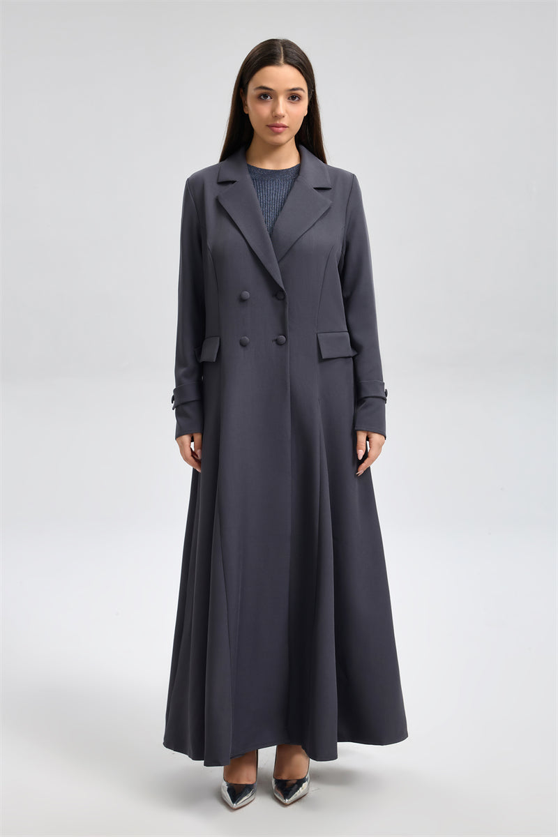 معطف طويل بقصّة واسعة وأزرار مزدوجة